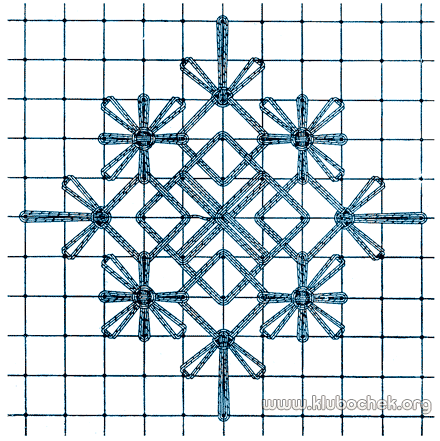 Фигурка из лапок, ромбиков и неполных ромашек