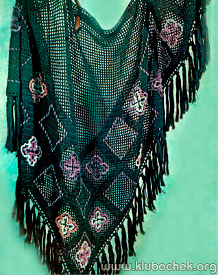 Черная шаль с фиолетовыми цветами - www.klubochek.org