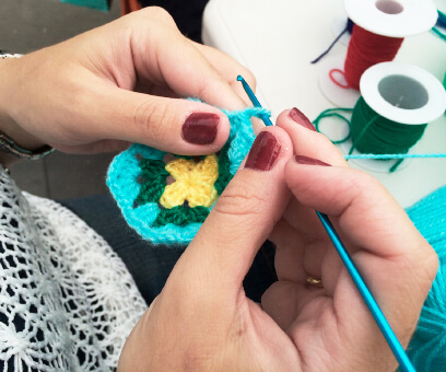 Положение рук при вязании крючком