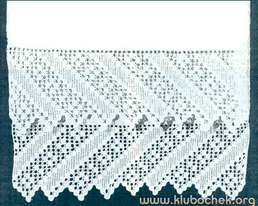 Рушник с кружевными полосами по краям