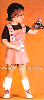 Детский сарафан, украшенный  цветочными мотивами / www.klubochek.org